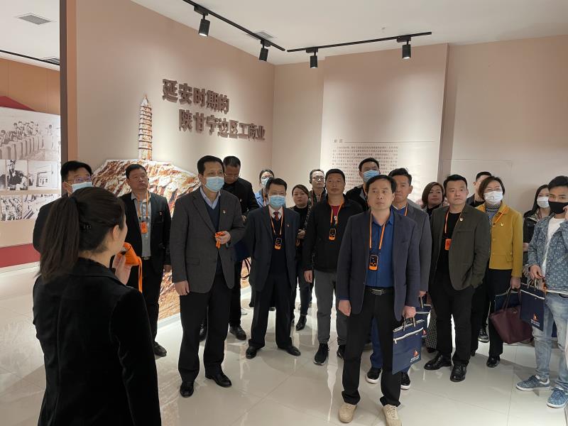 参观延安时期工商业发展史展览