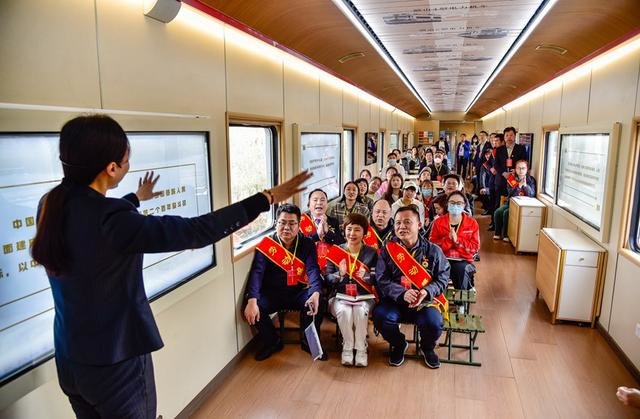“延安号”红色教育列车正式开行。杨静龙 摄